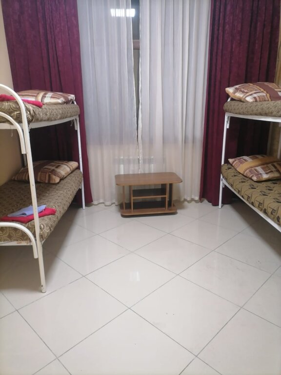 Bett im Wohnheim mit Stadtblick Druzhba Hostel