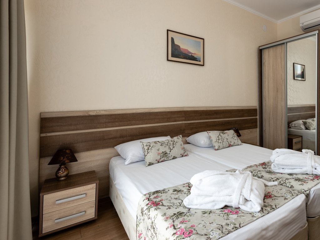 2 rooms Exclusive Double room with balcony and with sea view Veselyij Hotej Hotel