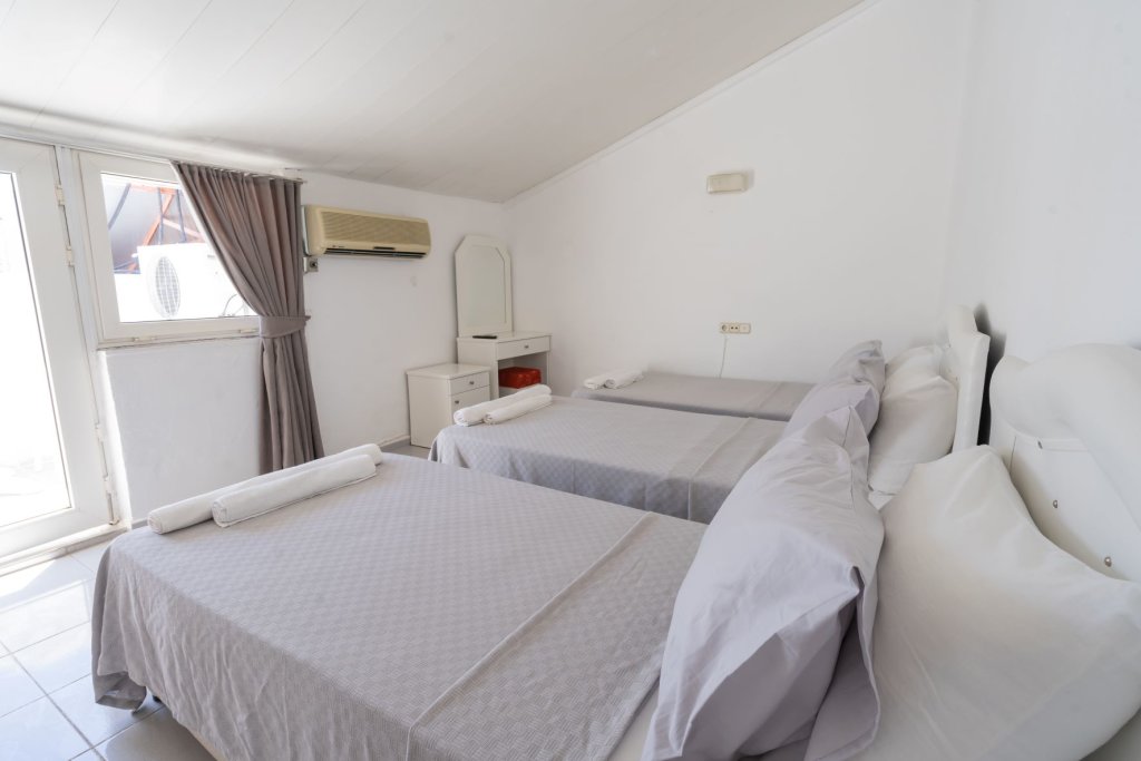 Standard Triple room with balcony and with view Göncü Apart Otel