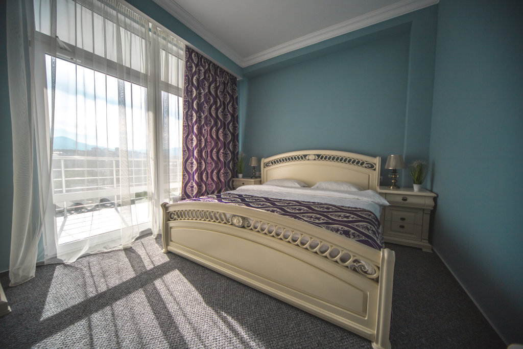 Четырёхместный люкс с 2 комнатами с балконом и с красивым видом из окна Санаторий Крымский гость