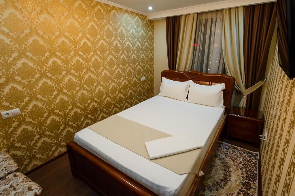 Четырёхместный люкс с 2 комнатами Отель Salut Almaty
