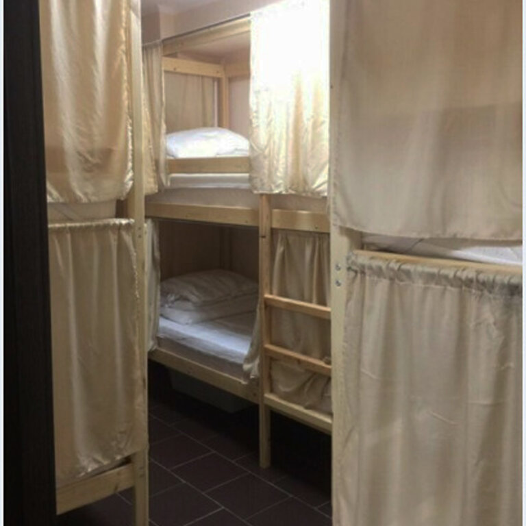 Bett im Wohnheim mit Blick Astra Na Dmitrovke Hostel
