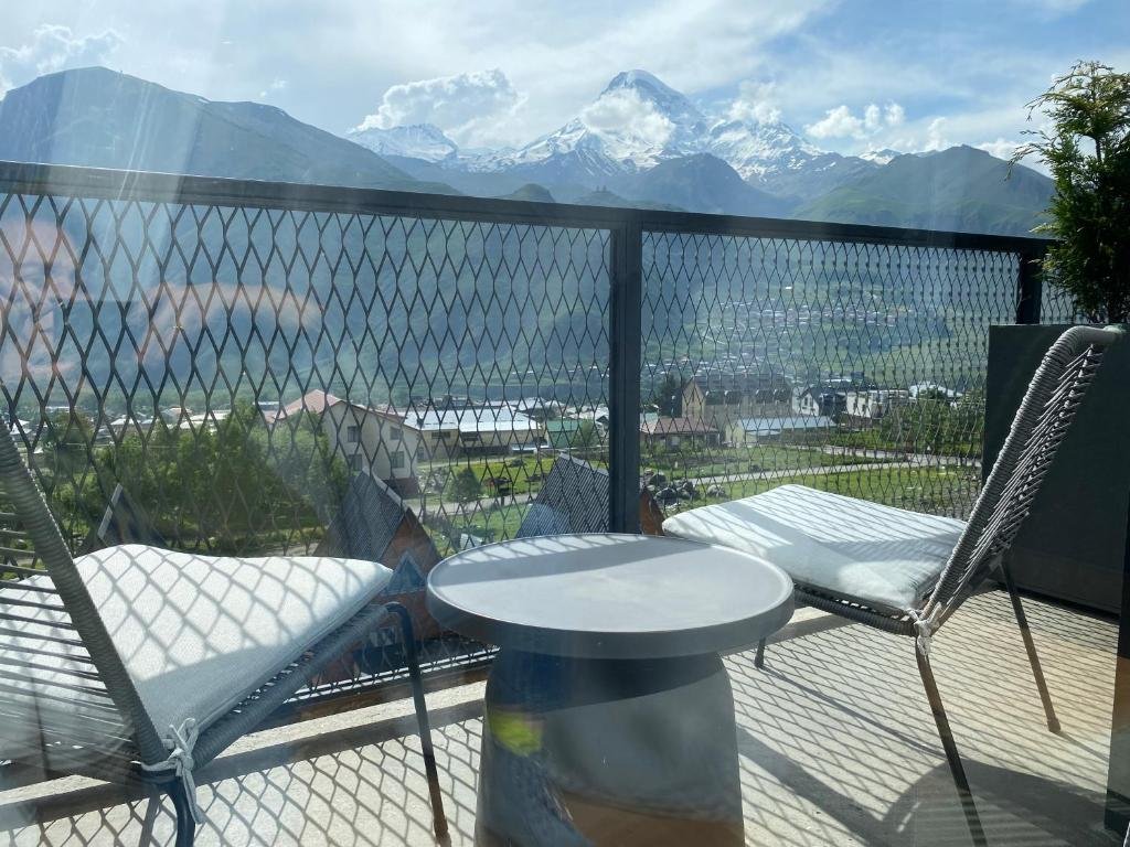 Двухместный полулюкс с балконом и с видом на горы Бутик-Отель Step Inn - Kazbegi