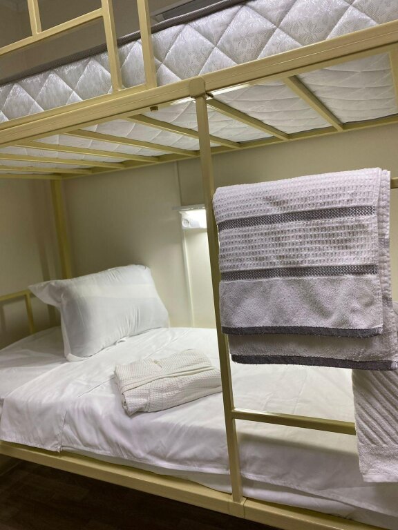 Cama en dormitorio compartido White Hill Aqtobe Hostel