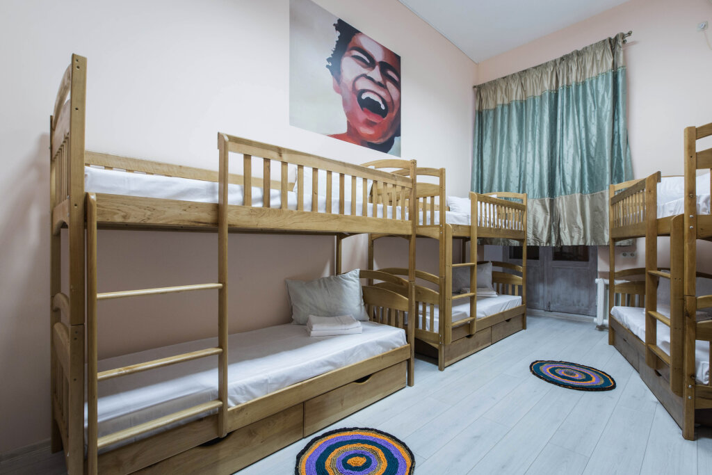 Кровать в общем номере с балконом Хостел Dja
