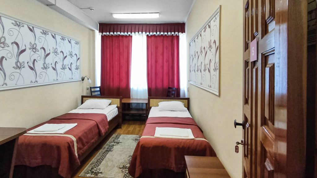 Cama en dormitorio compartido con vista Smart Hotel KDO Miass Hotel