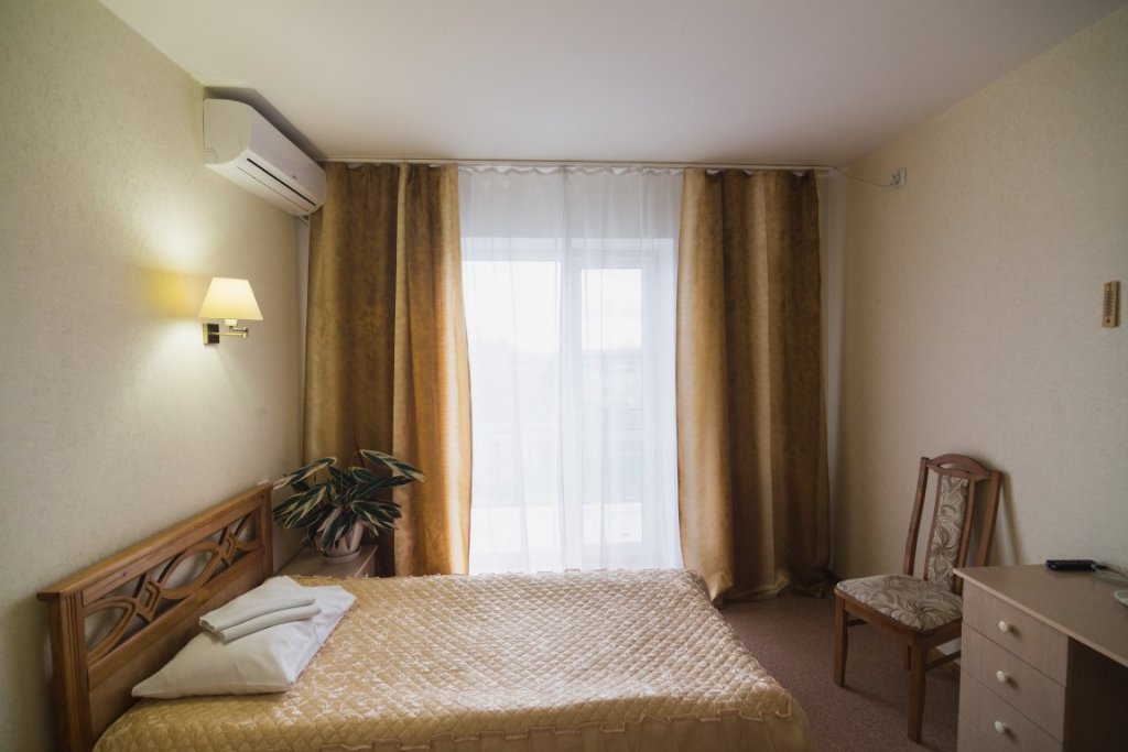 Двухместный номер Comfort с балконом и с видом на город Отель Святогор
