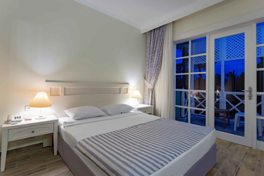 Клубный полулюкс с 2 комнатами Euphoria Palm Beach Resort