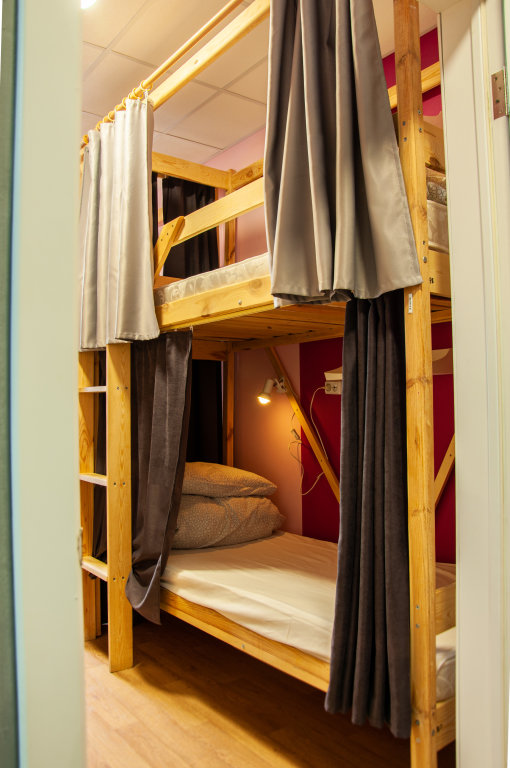 Кровать в общем номере (женский номер) B&B Hostel на Мамина-Сибиряка 58