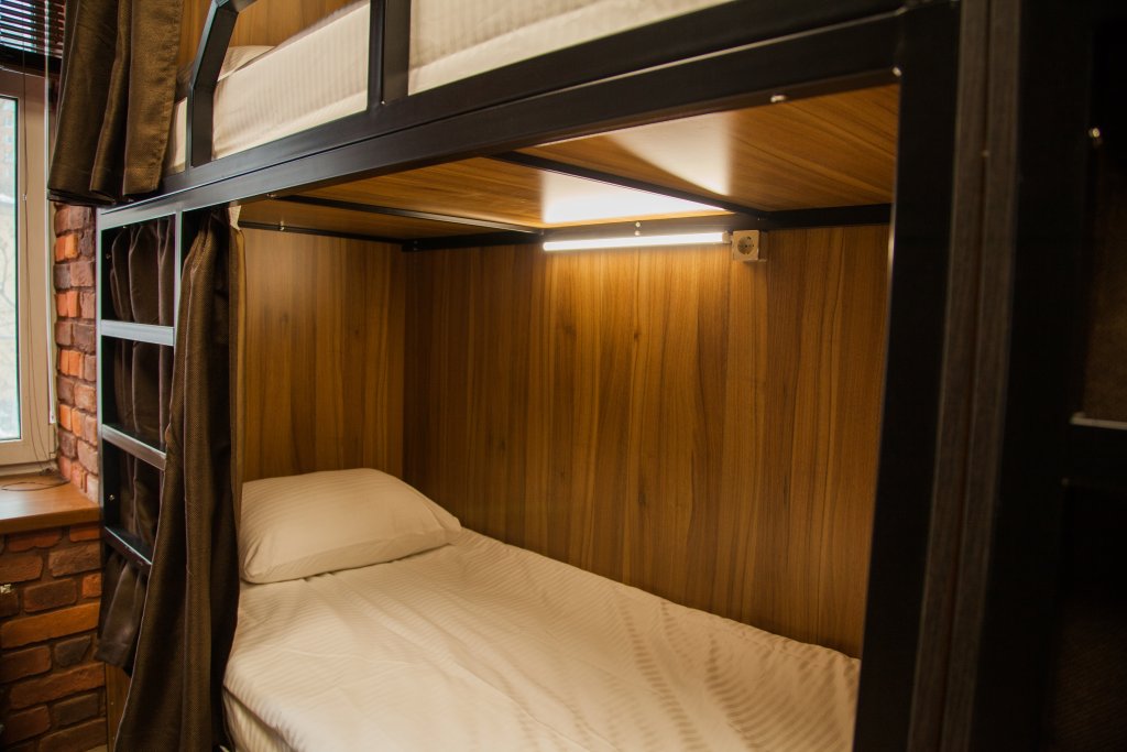 Кровать в общем номере (мужской номер) с красивым видом из окна Лофт-хостел