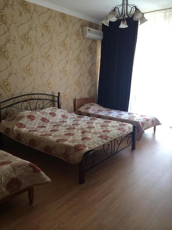 Habitación cuádruple familiar Clásica con balcón Guest House na Rahmaninova