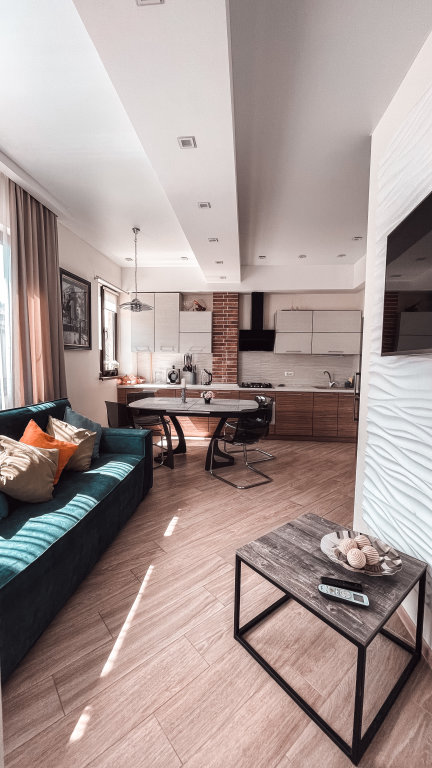 Dreier Apartment 3 Zimmer mit Balkon und mit Bergblick Trekhkomnatnaya vidovaya naprotiv podyemnika Flat