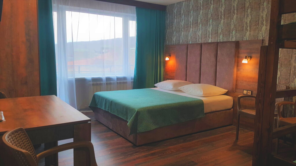 Confort quadruple chambre avec balcon et Avec vue Vershina Guest House