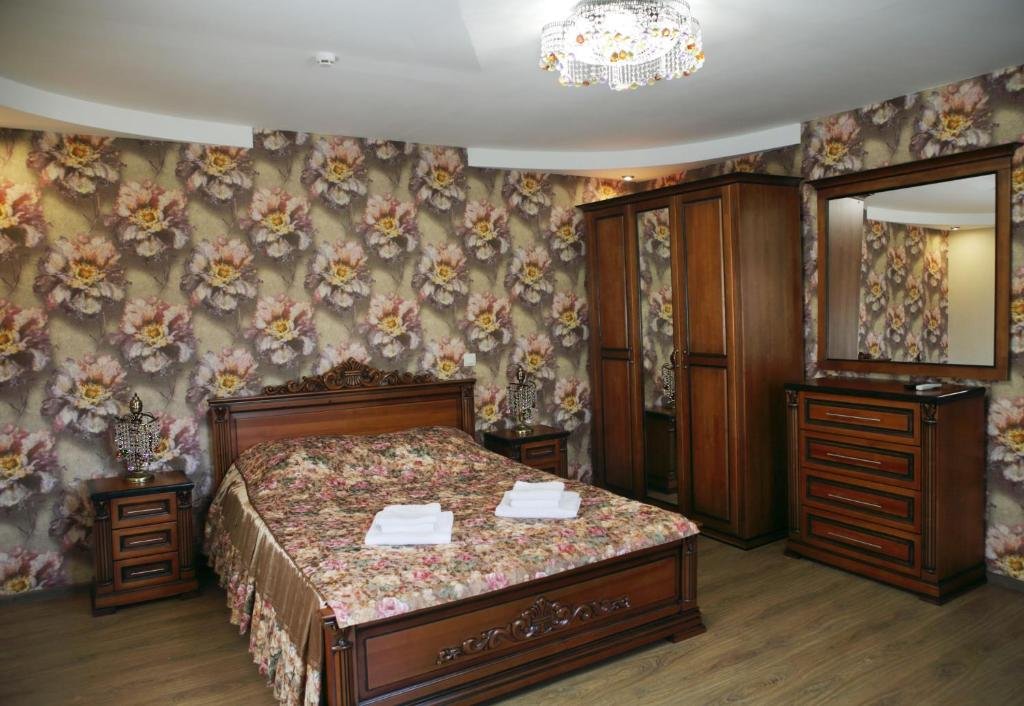 Люкс с 2 комнатами с видом на город Бутик-отель  «Три Богатыря»
