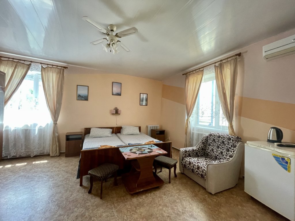 Standard triple chambre avec balcon Viktoriya Guest House