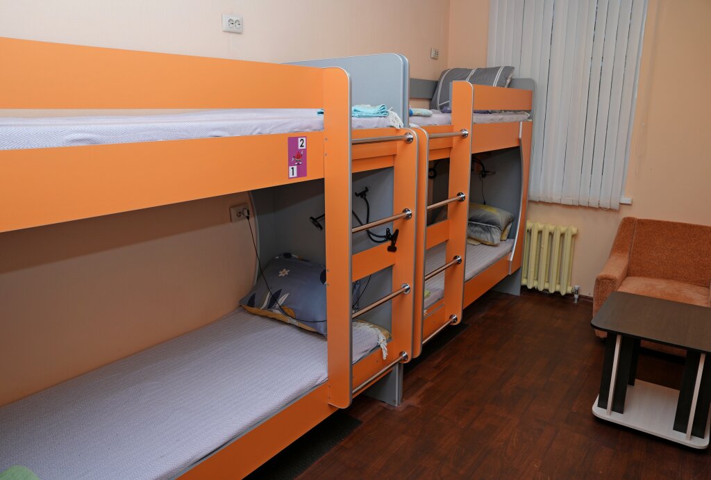 Cama en dormitorio compartido (dormitorio compartido femenino) con vista a la ciudad Arbuz Hostel