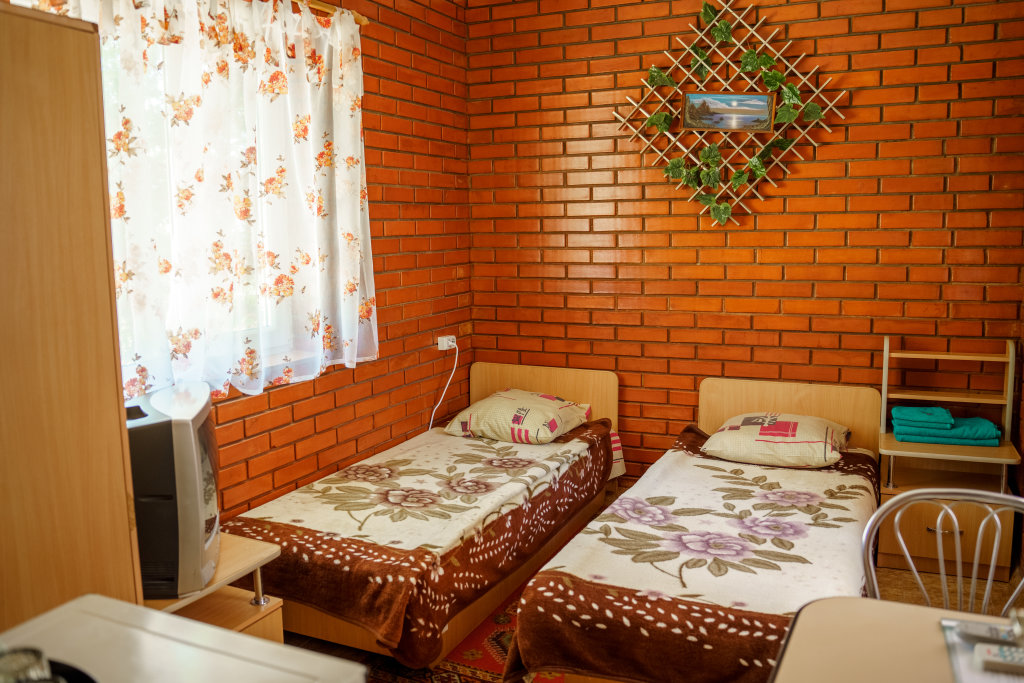 Habitación cuádruple Estándar 2 dormitorios con balcón y con vista Yut na Konsulskoi Guest House