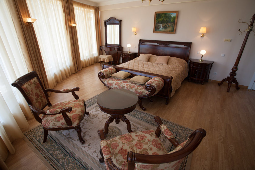 Ruby room with balcony Pereletnyie Ptitsyi Mini-Hotel