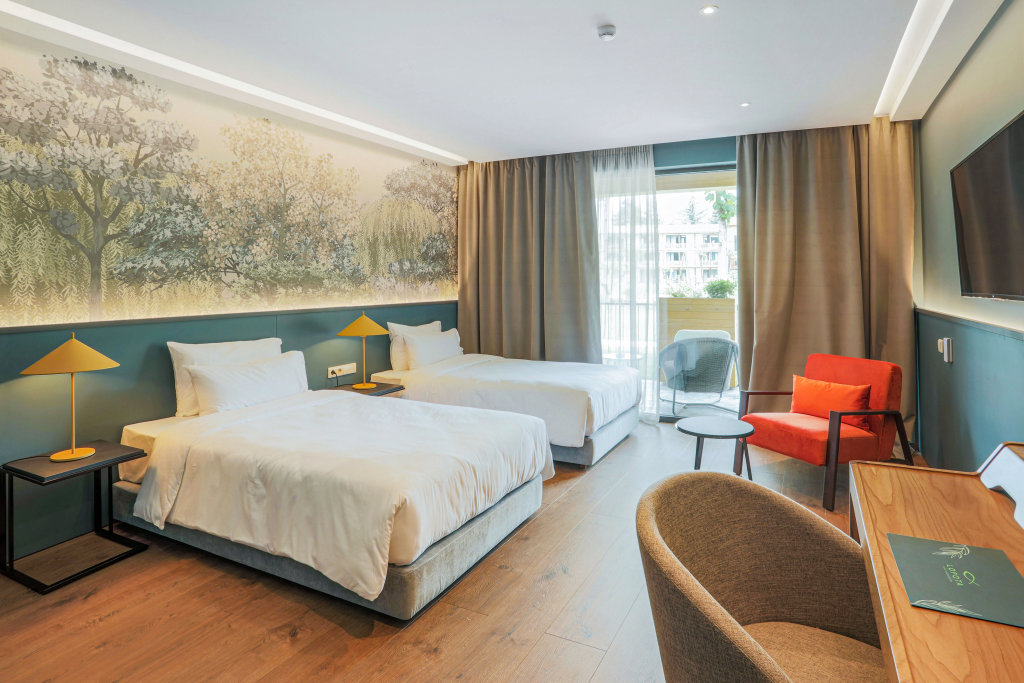 Двухместный номер Premium с балконом и с красивым видом из окна Отель Lopota Lake Resort and Spa