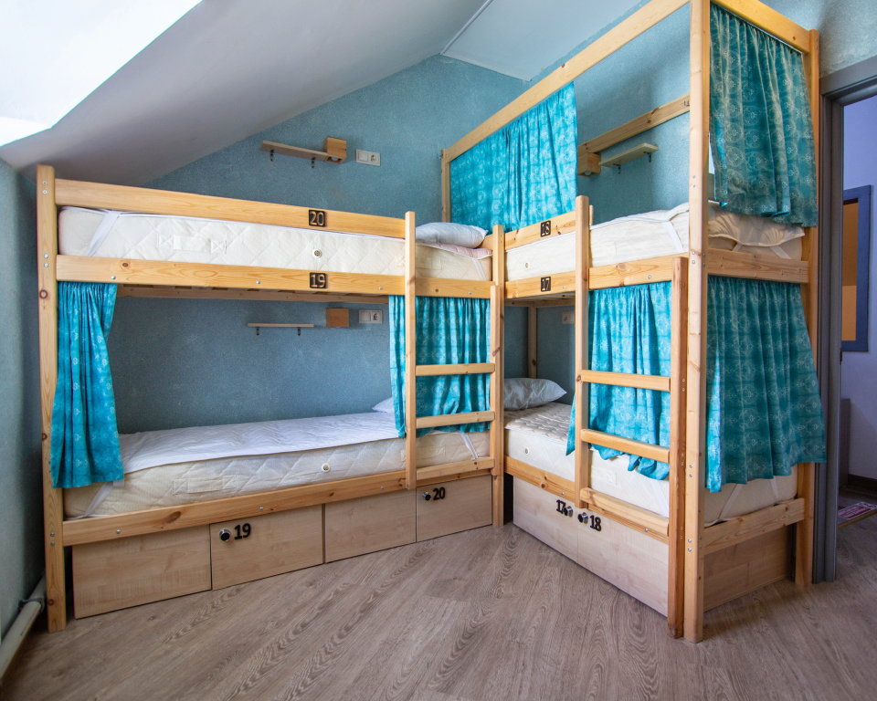 Кровать в общем номере (мужской номер) с балконом и с красивым видом из окна Хостел Чердак