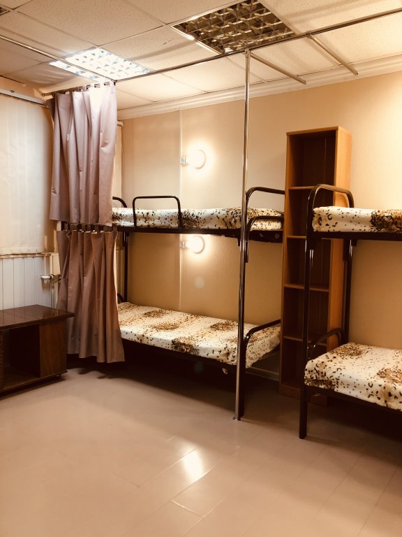 Cama en dormitorio compartido con vista Tsentralny Park Hostel