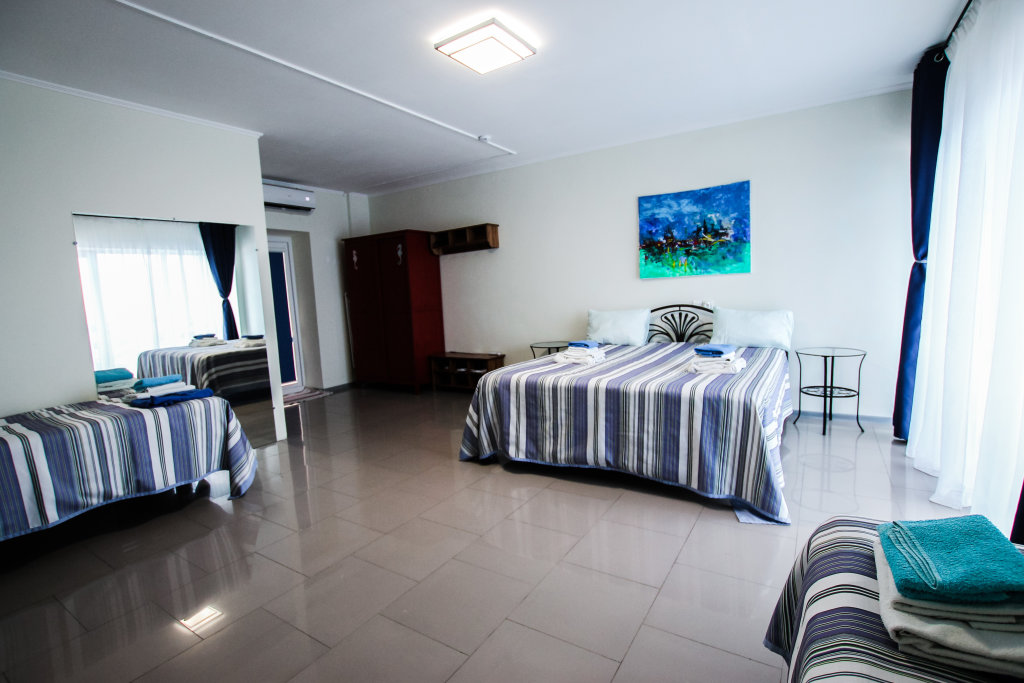 Habitación cuádruple Confort con balcón y con vista Maverik Haus Mini-Hotel