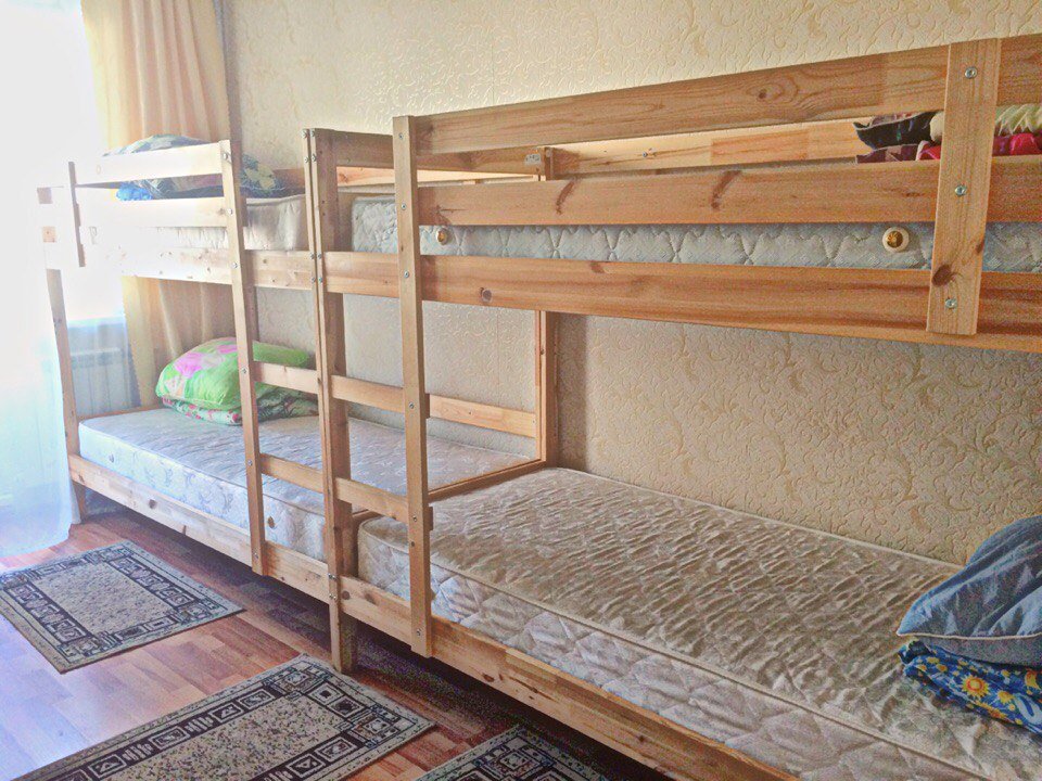 Cama en dormitorio compartido (dormitorio compartido masculino) con vista PanDa na Vzletke Hostel