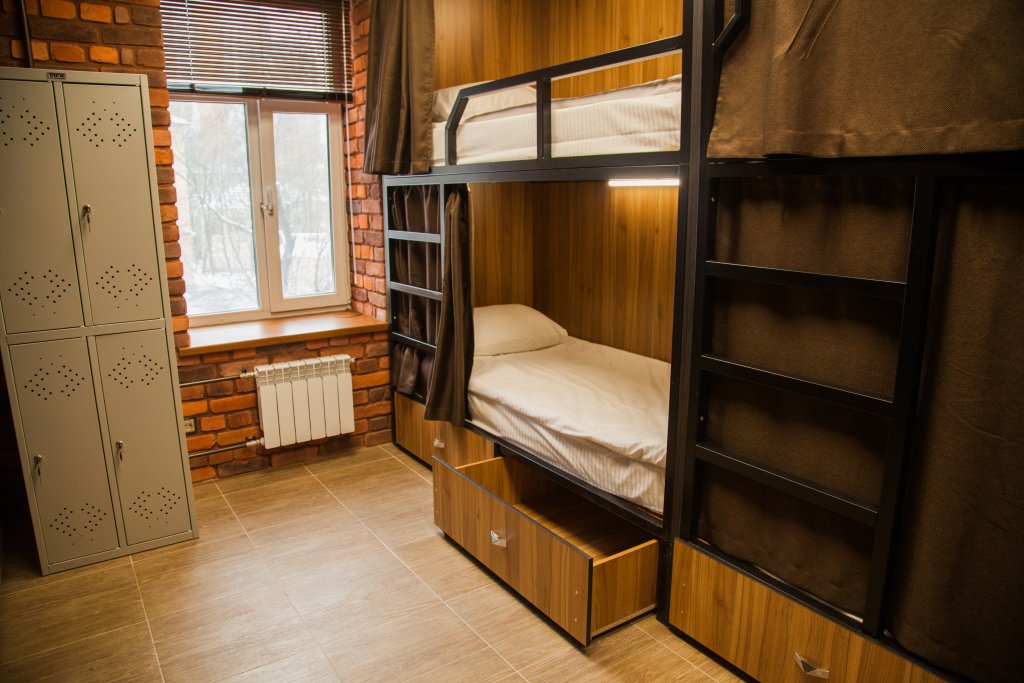 Кровать в общем номере (женский номер) с красивым видом из окна Лофт-хостел