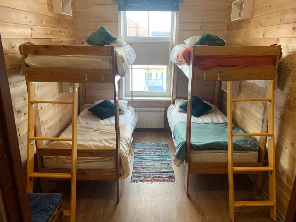 Cama en dormitorio compartido (dormitorio compartido femenino) con vista a la ciudad Siberia Hostel