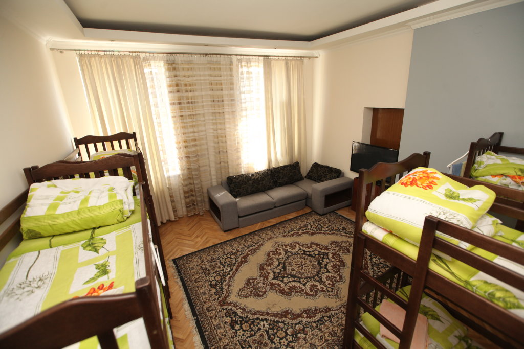 Cama en dormitorio compartido con vista Hostel Panorami Center