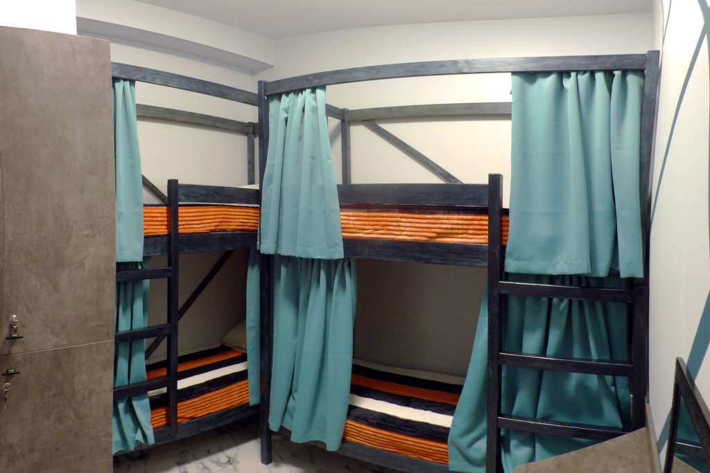 Cama en dormitorio compartido con vista ArtHouse Hostel