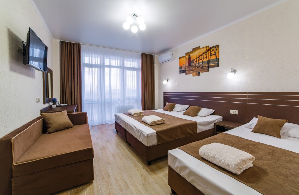 Superior Dreier Zimmer mit Balkon Leonsia Family Hotel