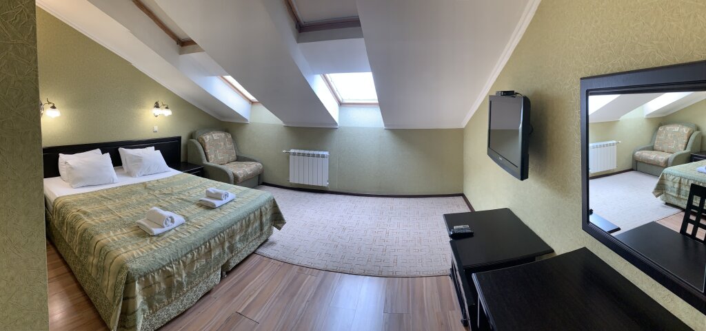Standard Doppel Zimmer Dachboden Guest House AKS