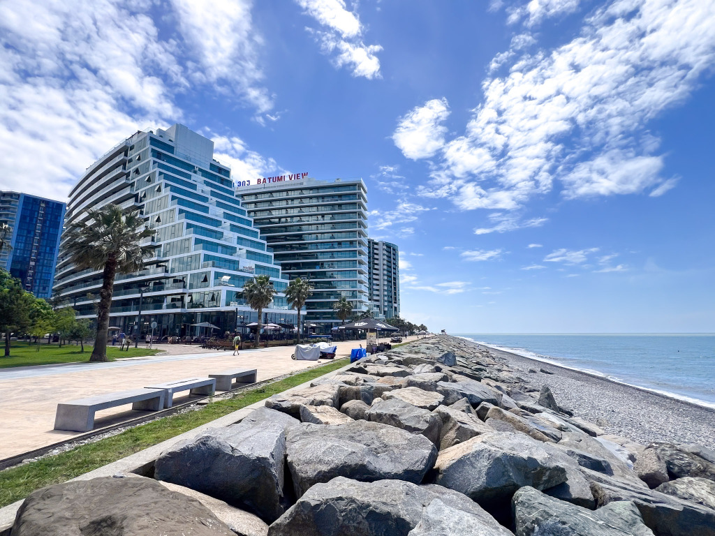 Апартаменты на берегу моря, Batumi View 4* в Батуми, Батуми - побережье.  Забронировать Апартаменты на берегу моря, Batumi View 4*. Оплата картами  МИР.