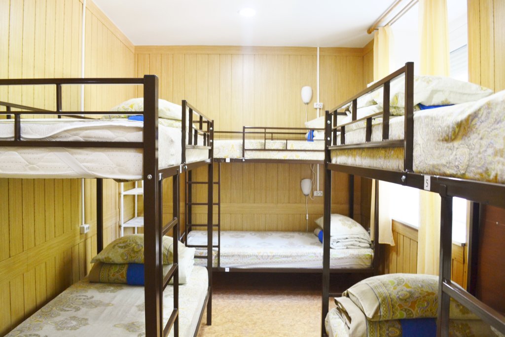 Bett im Wohnheim (Männerwohnheim) mit Blick Hostel-P