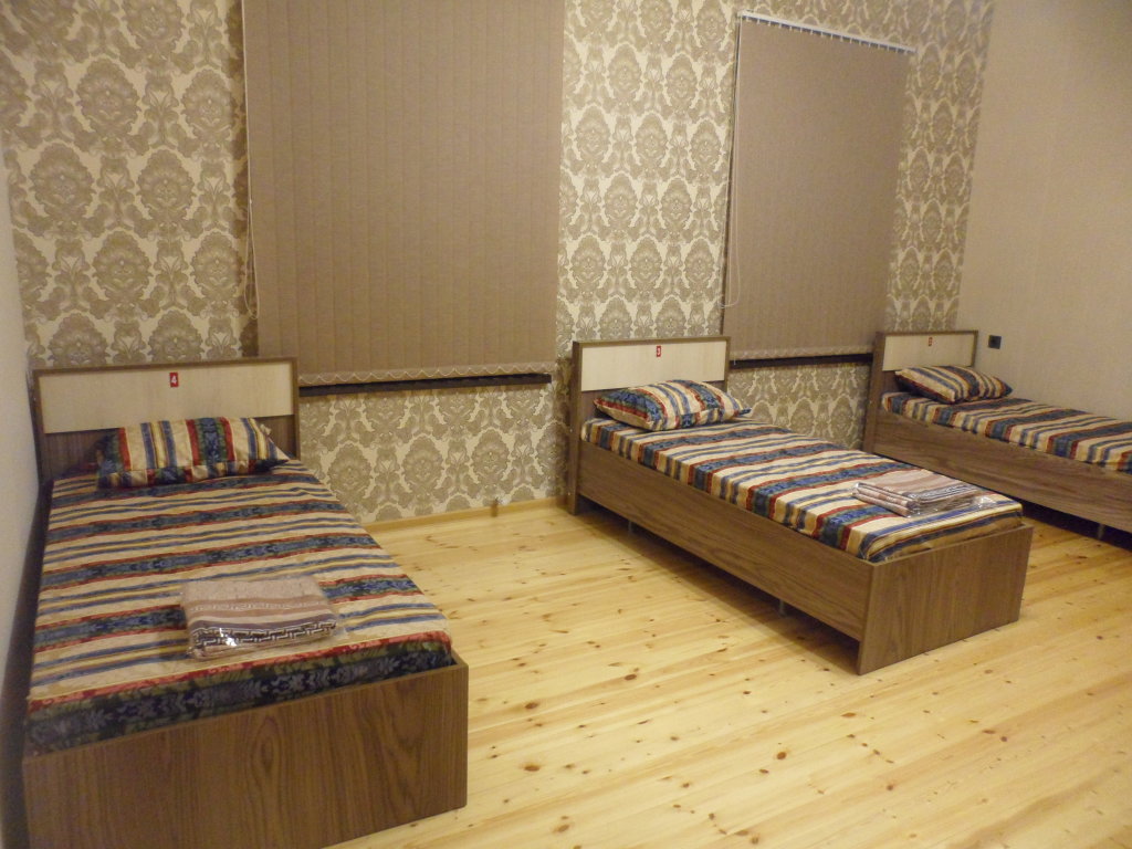 Кровать в общем номере с красивым видом из окна VM Hostel