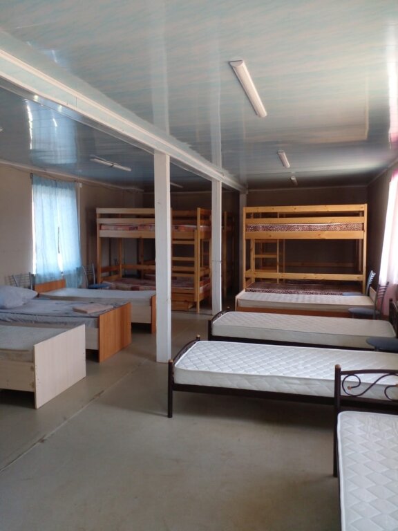 Кровать в общем номере с видом на озеро База отдыха Спортивно-туристический комплекс Приозерный