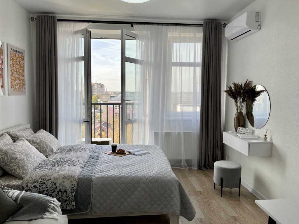 Apartamento cuádruple con balcón y con vista V Tsentre Yaroslavlya Apartments