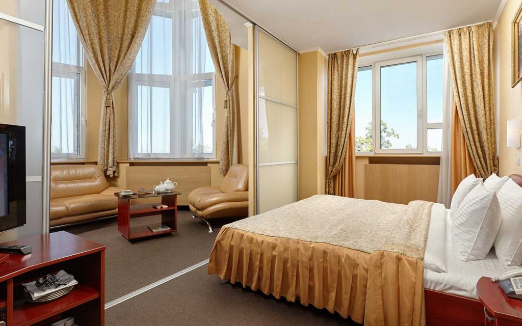 Двухместный люкс с 2 комнатами с красивым видом из окна Гостиница Октябрьская