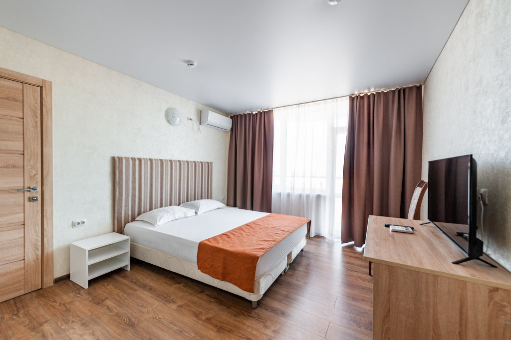 Standard Doppel Familie Zimmer 2 Schlafzimmer mit Balkon und mit Meerblick Sanatorno-Ozdorovitelnyij Kompleks Optimist Hotel