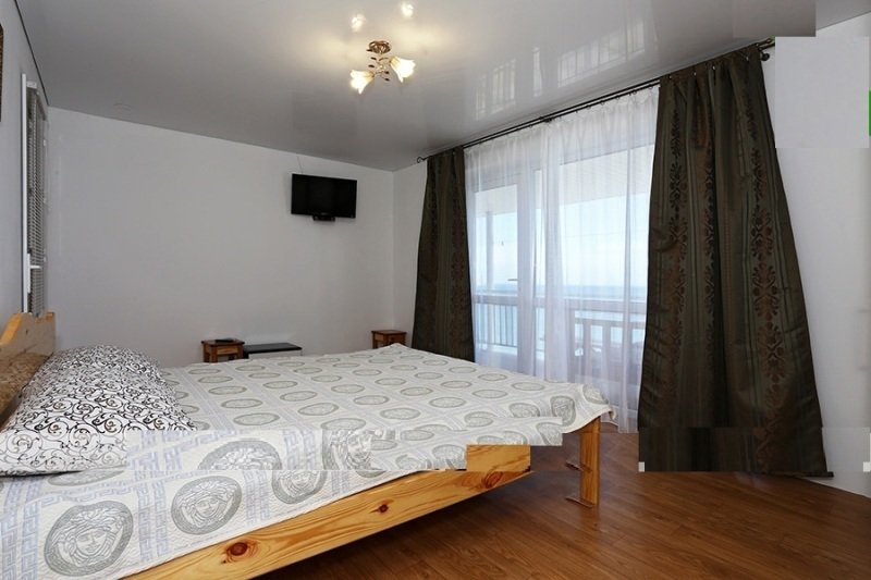 Четырёхместный номер Standard с балконом и с красивым видом из окна Отель Крым