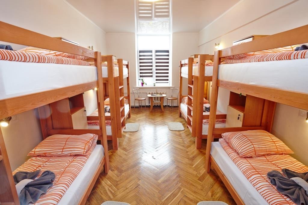 Кровать в общем номере с красивым видом из окна Smart Inn