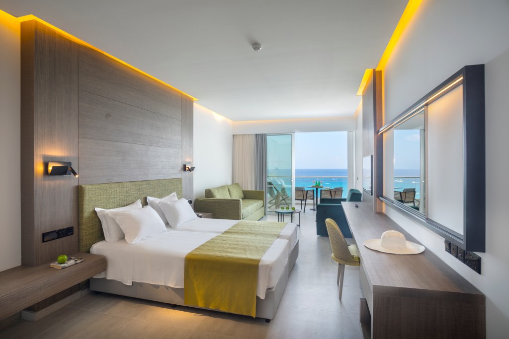 Семейный люкс с балконом и с видом на море Отель Cavo Maris Beach