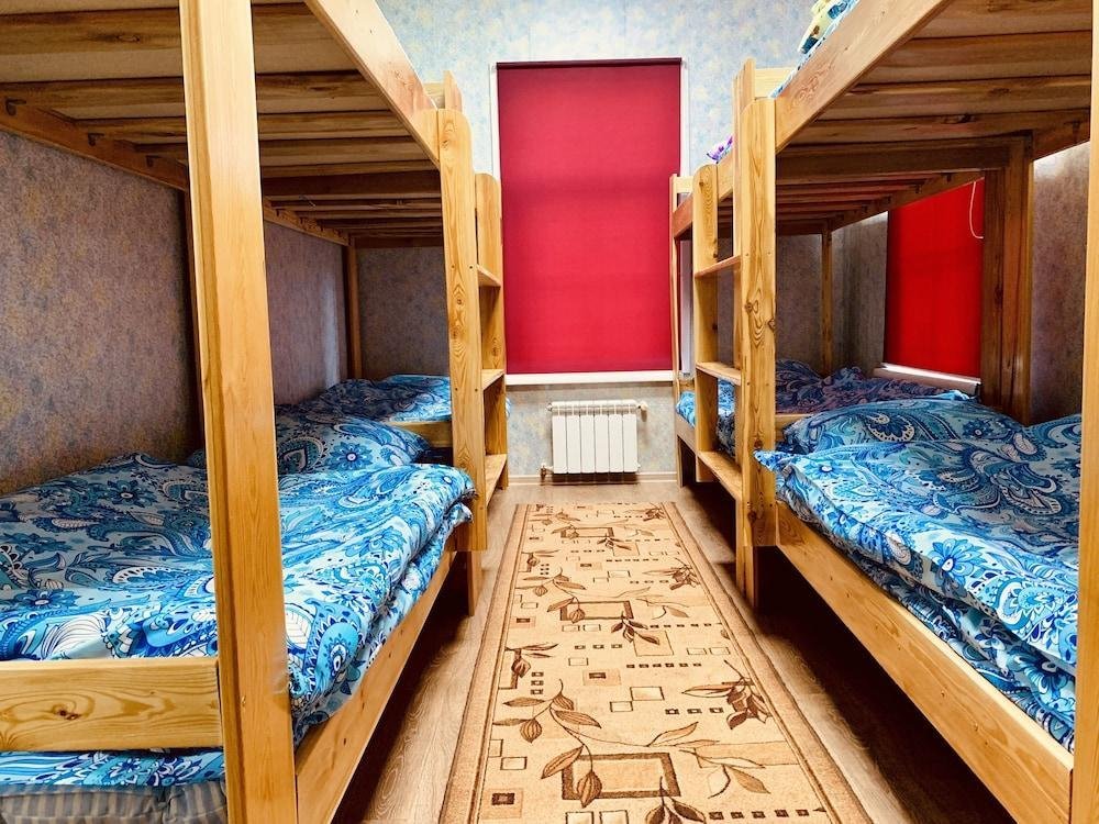 Bett im Wohnheim (Männerwohnheim) mit Blick Siberia Hostel