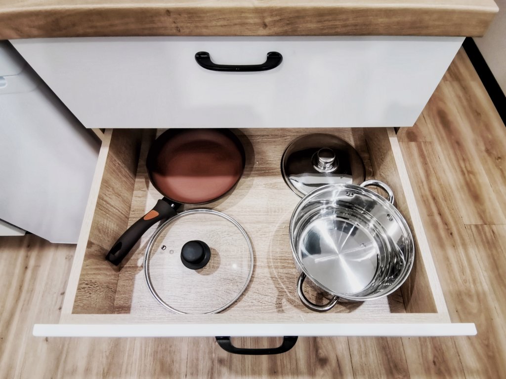 Flat 23. Открытый кухонный ящик вид сверху. Угловой ящик для кухни. Организация рабочего места на кухне. Организовать глубокий ящик на кухне.