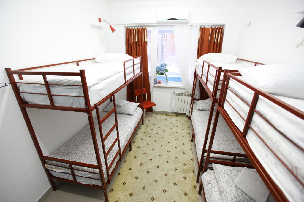Кровать в общем номере (женский номер) с балконом Хостел Три Матрёшки