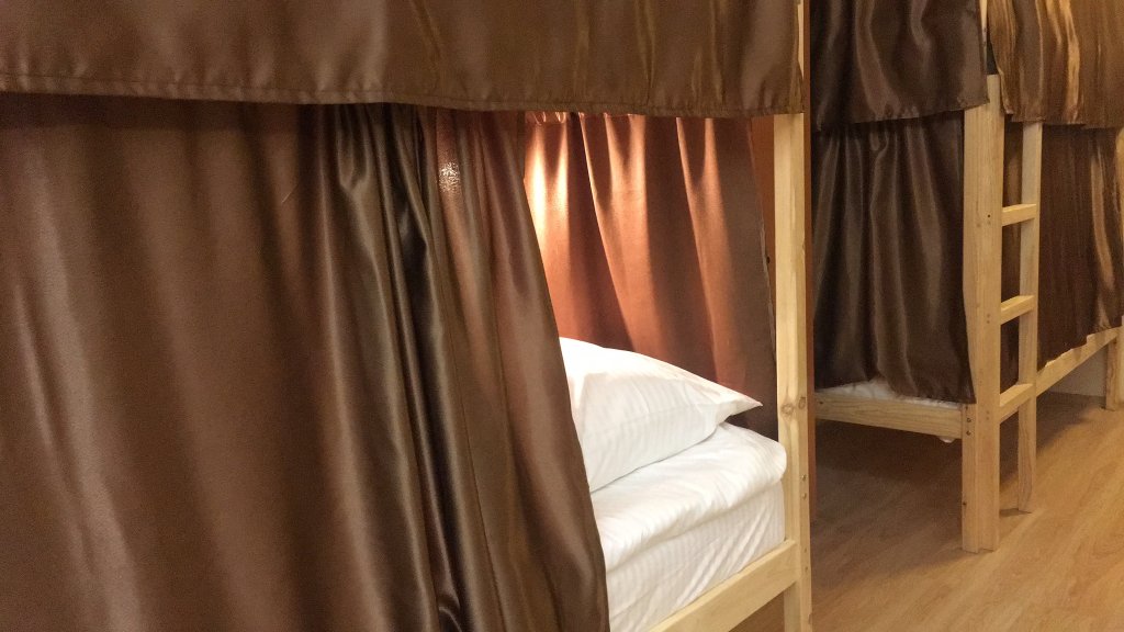 Кровать в общем номере с красивым видом из окна Отель KARAT