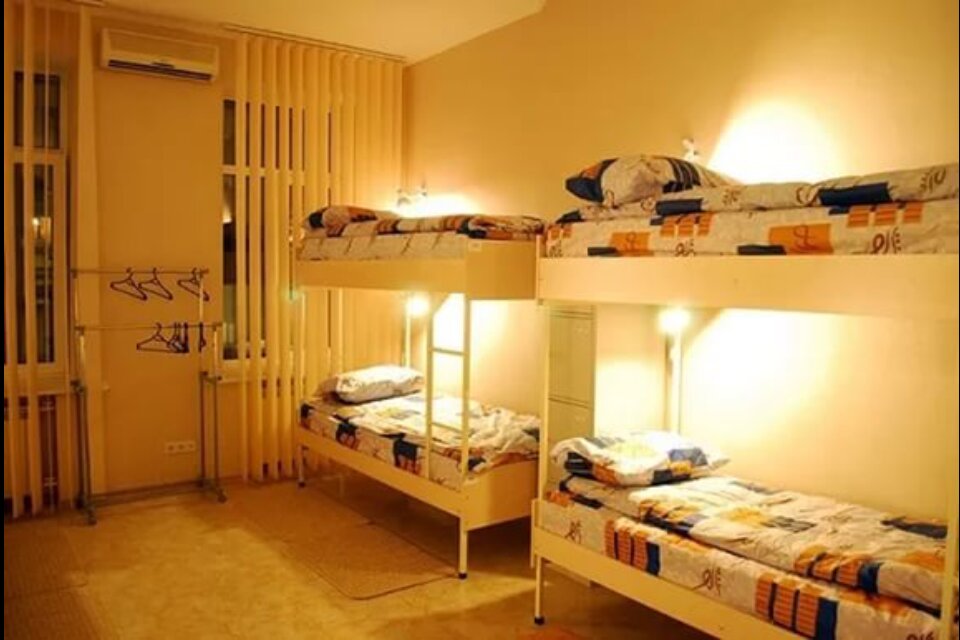 Cama en dormitorio compartido con balcón Radius Hostel