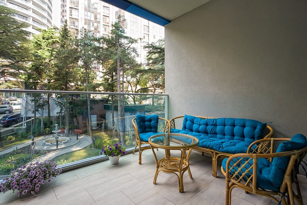 Apartamento cuádruple Estándar con balcón y con vista al parque ZhK ZAZERKAL'E Apartments