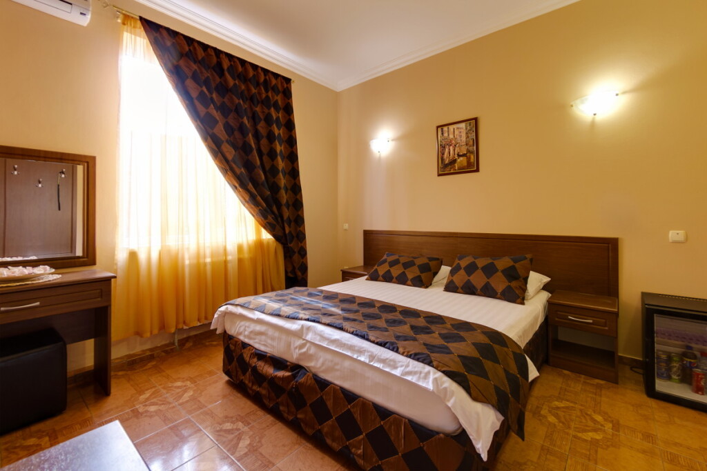 Петербург отель амиго. Мартон Амиго Краснодар. Marton amigo Hotel Краснодар. Marton amigo 2*. Российская 61 Краснодар.